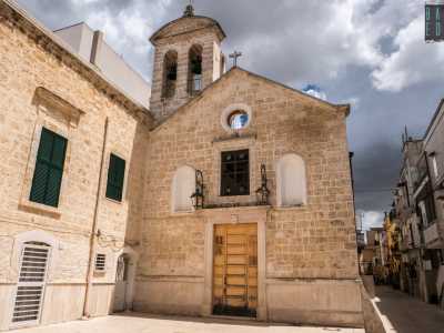 Torniamo indietro per passare quindi sotto la porta della citt� vecchia, ritrovandoci in via Santa Maria del Principio. La strada prende il nome dall'omonima chiesa che sorge sul lato destro, la pi� antica di Montrone: risale infatti al 1086